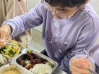校园劳动实践：从黄豆地到餐桌的收获之旅